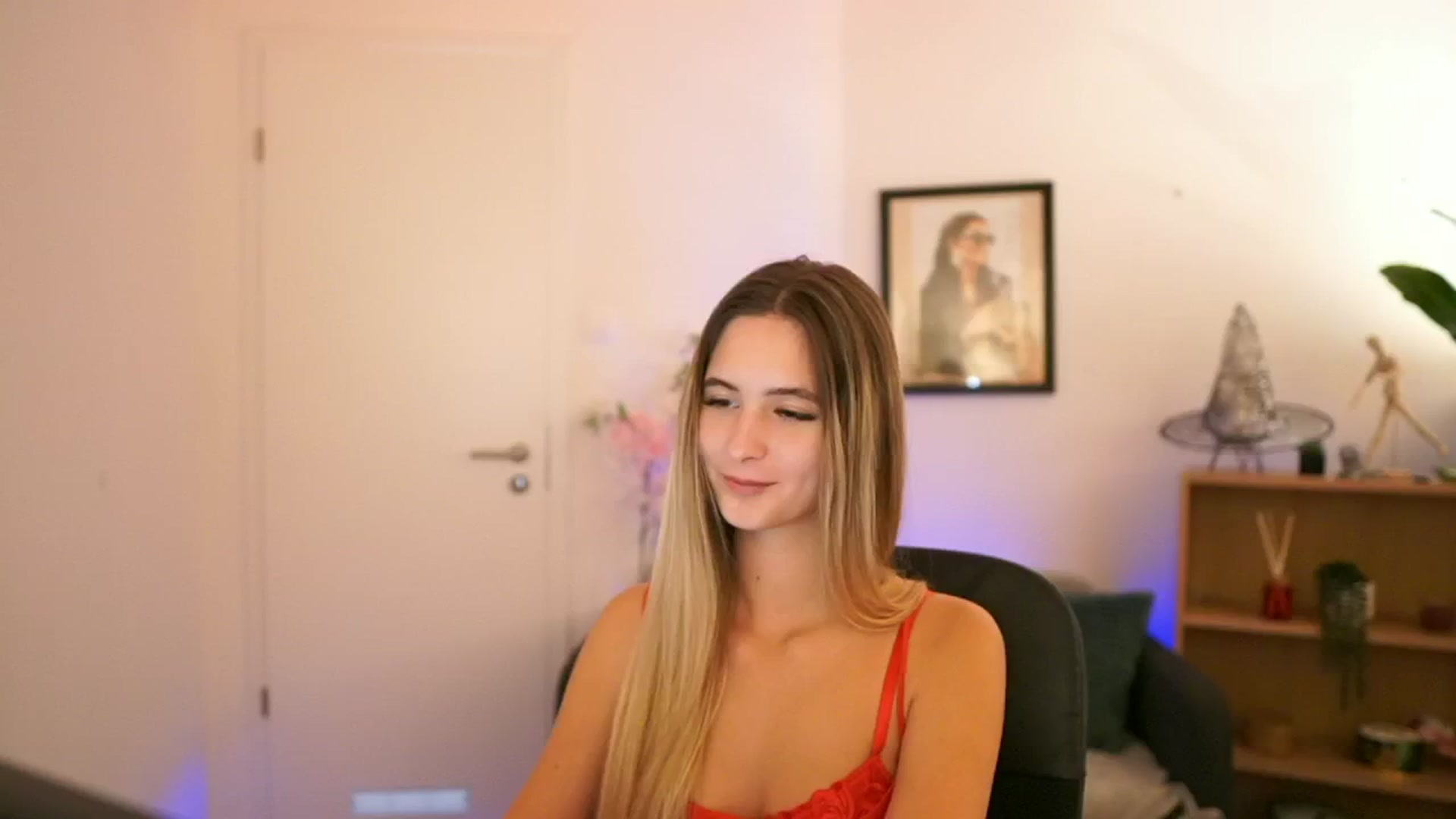 Gallery image thumbnail from CuteGirl_18's myfreecams stream on, 11/18/2024, 15:39 image 3 of 20