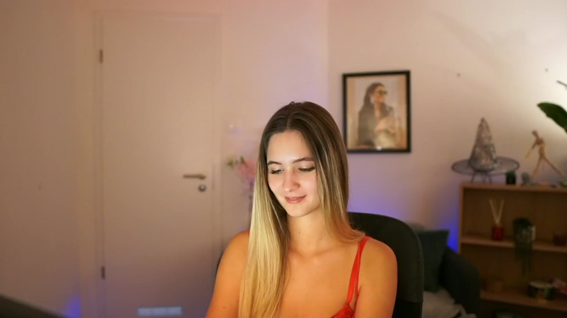 Gallery image thumbnail from CuteGirl_18's myfreecams stream on, 11/18/2024, 15:39 image 2 of 20