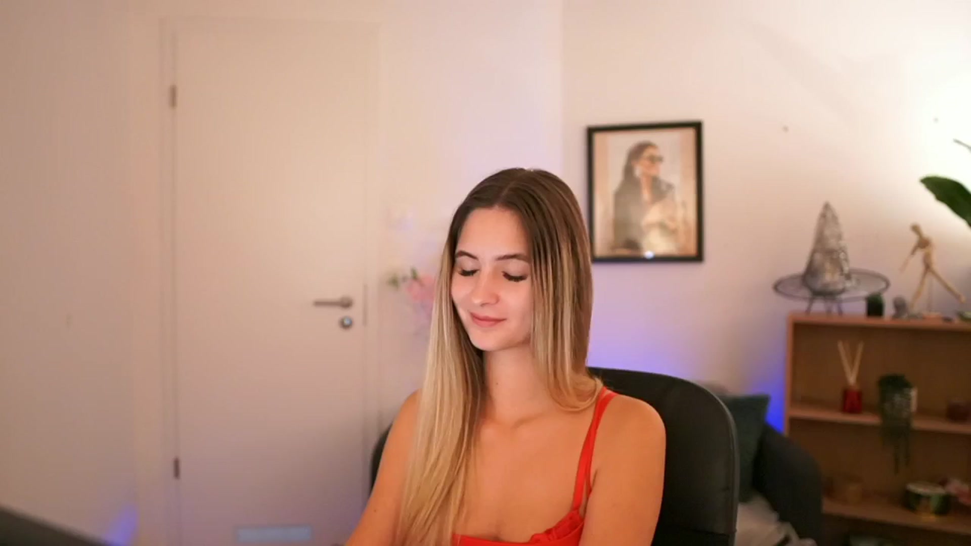 Gallery image thumbnail from CuteGirl_18's myfreecams stream on, 11/18/2024, 17:00 image 4 of 20