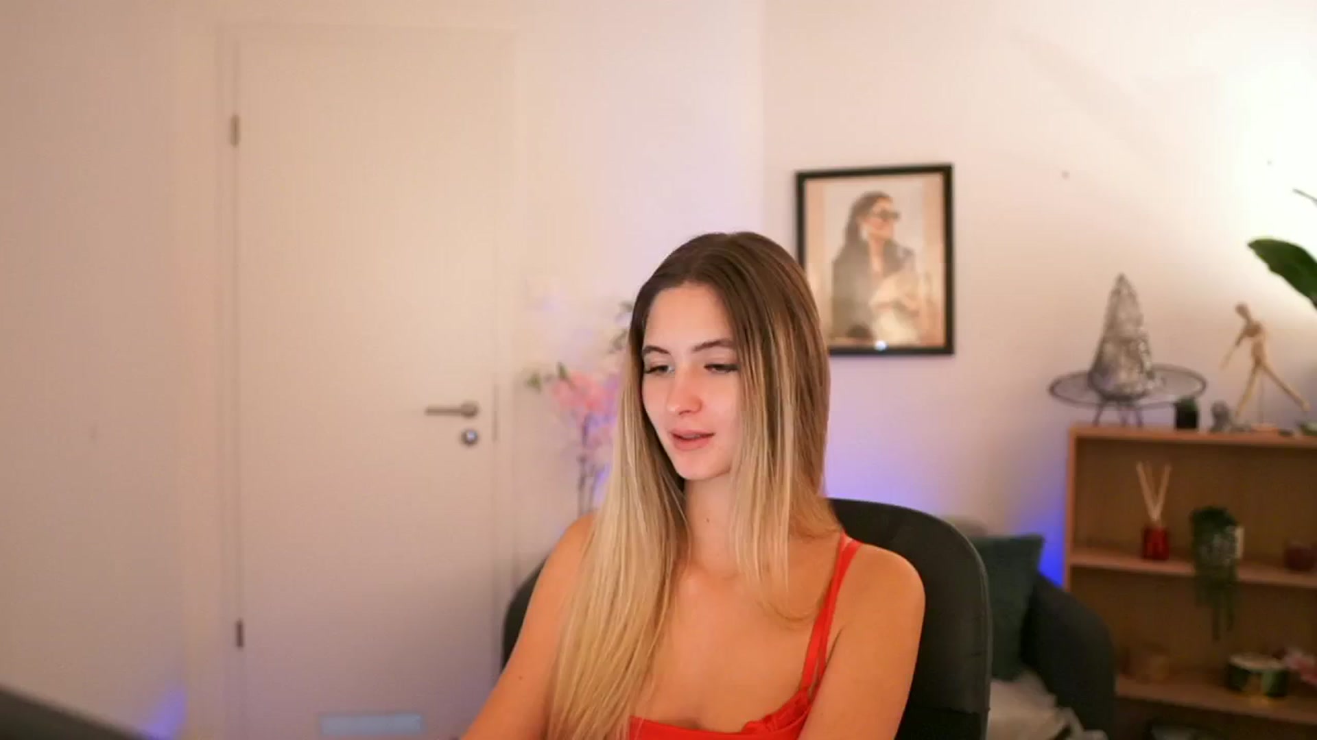 Gallery image thumbnail from CuteGirl_18's myfreecams stream on, 11/18/2024, 17:00 image 5 of 20