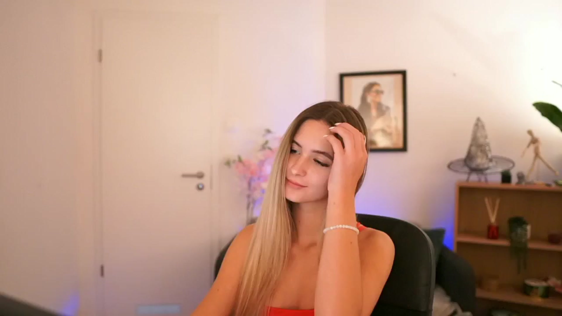 Gallery image thumbnail from CuteGirl_18's myfreecams stream on, 11/18/2024, 17:00 image 1 of 20