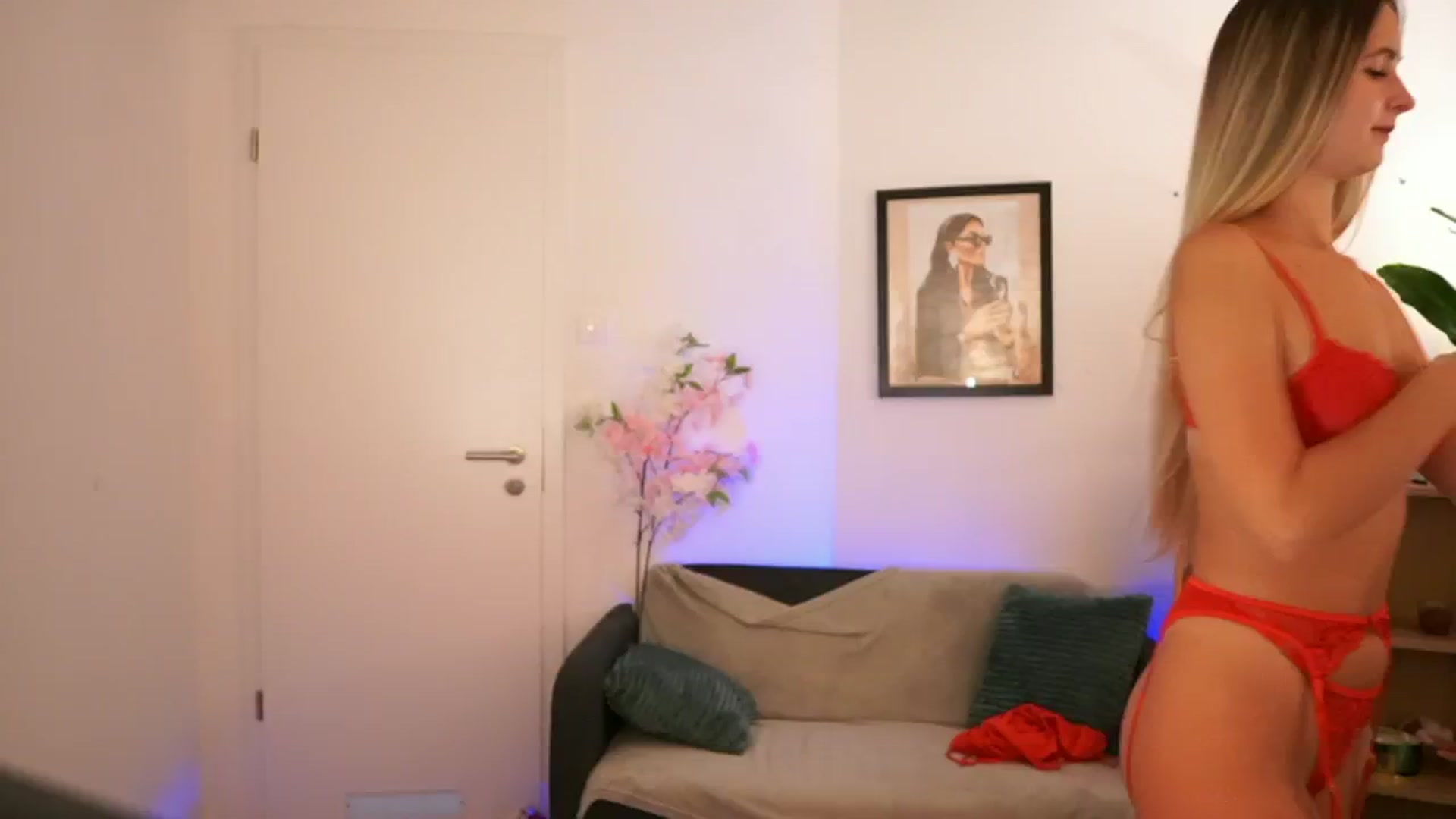 Gallery image thumbnail from CuteGirl_18's myfreecams stream on, 11/18/2024, 18:19 image 14 of 20