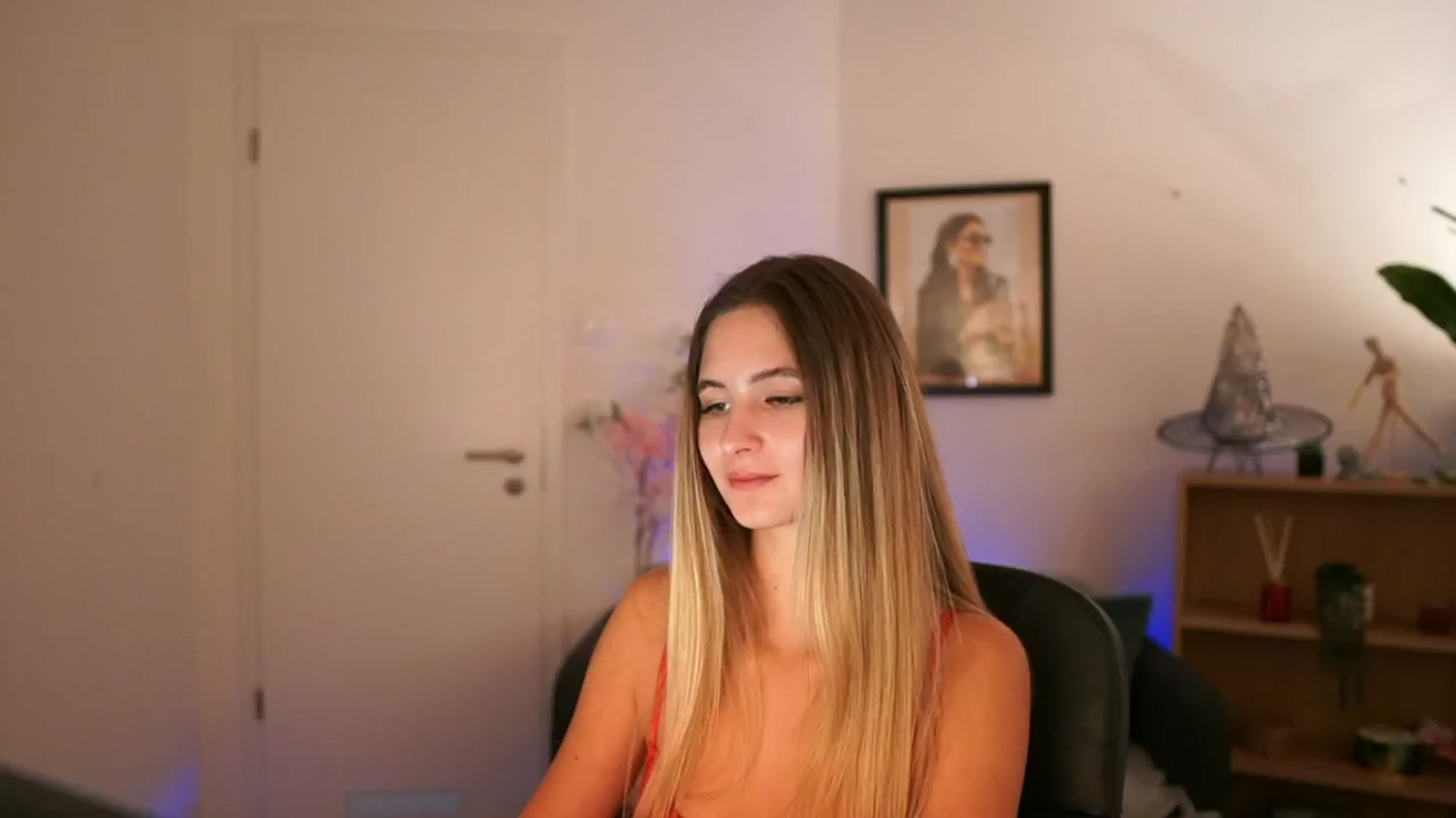 Gallery image thumbnail from CuteGirl_18's myfreecams stream on, 11/18/2024, 18:59 image 15 of 20