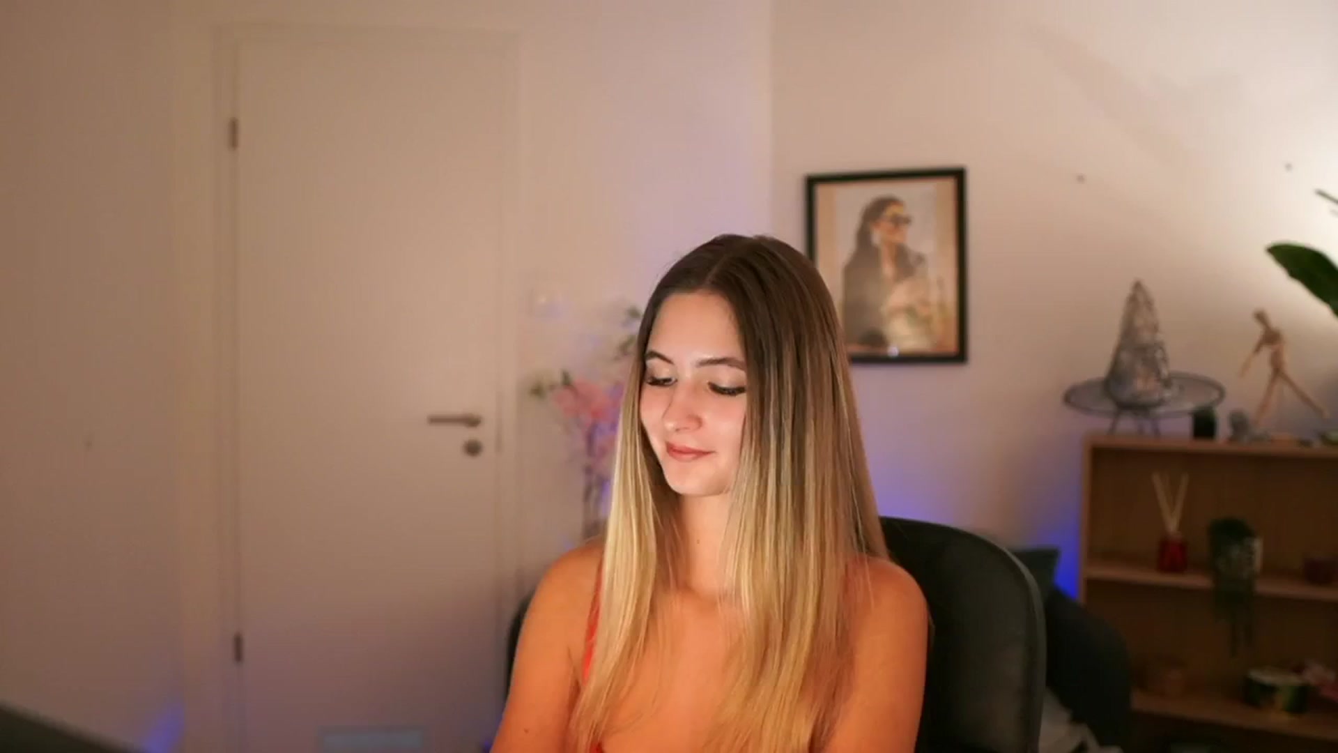Gallery image thumbnail from CuteGirl_18's myfreecams stream on, 11/18/2024, 18:59 image 14 of 20