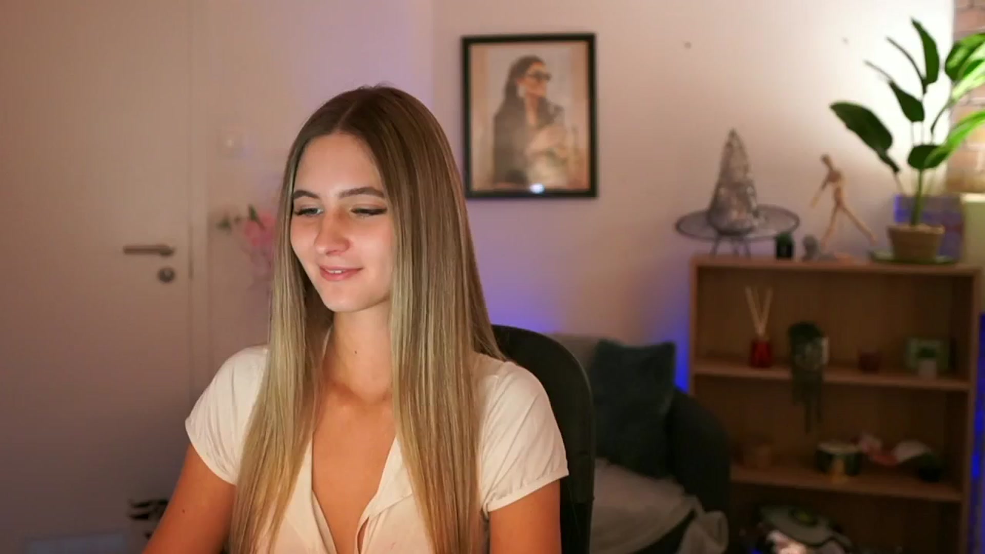 Gallery image thumbnail from CuteGirl_18's myfreecams stream on, 11/21/2024, 14:44 image 5 of 20