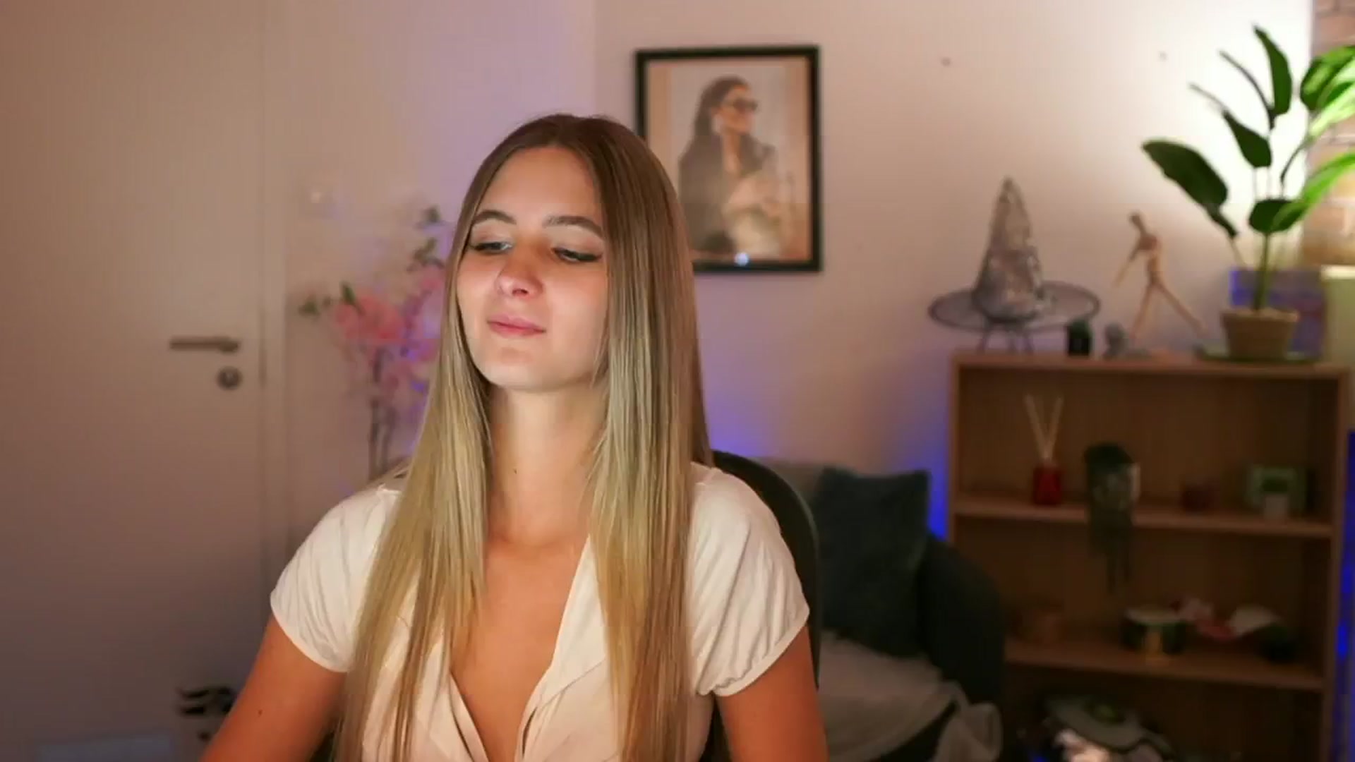 Gallery image thumbnail from CuteGirl_18's myfreecams stream on, 11/21/2024, 14:44 image 1 of 20