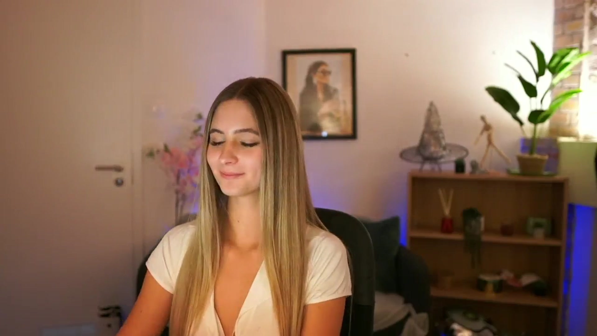Gallery image thumbnail from CuteGirl_18's myfreecams stream on, 11/21/2024, 16:06 image 13 of 20