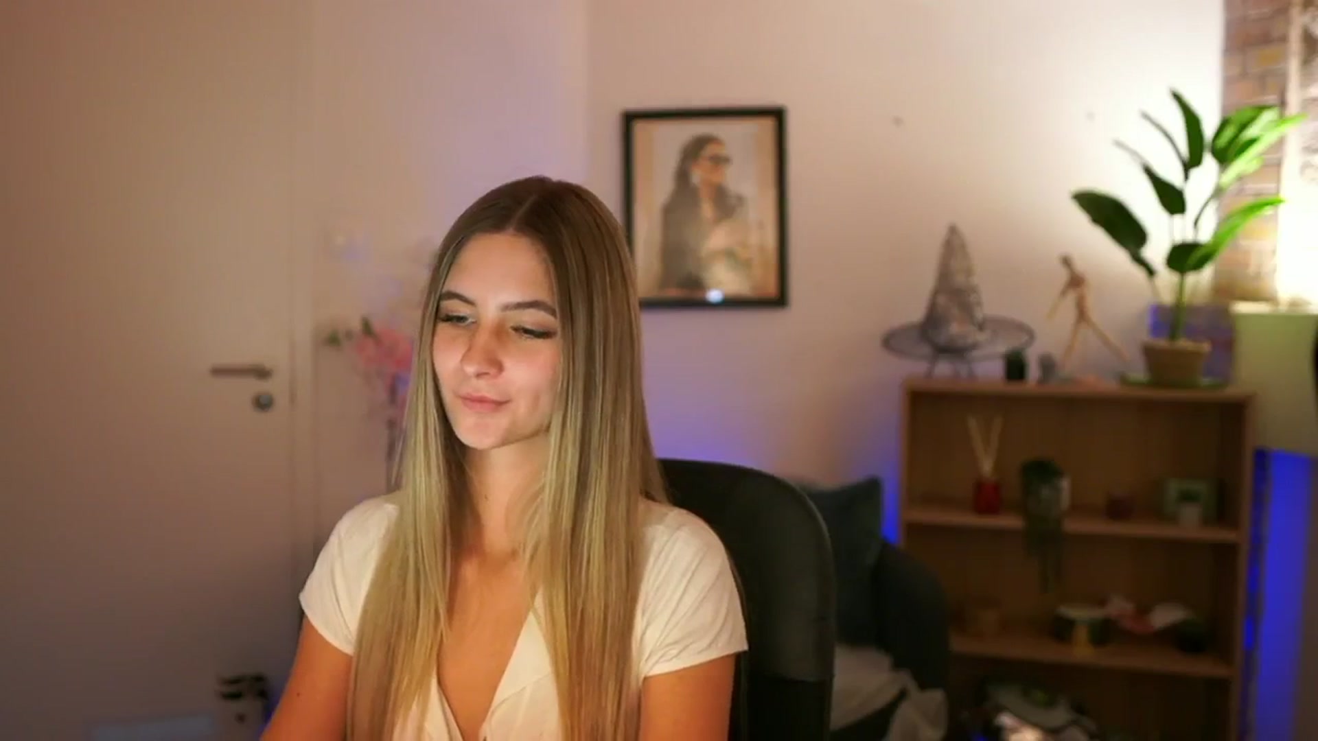 Gallery image thumbnail from CuteGirl_18's myfreecams stream on, 11/21/2024, 16:06 image 16 of 20