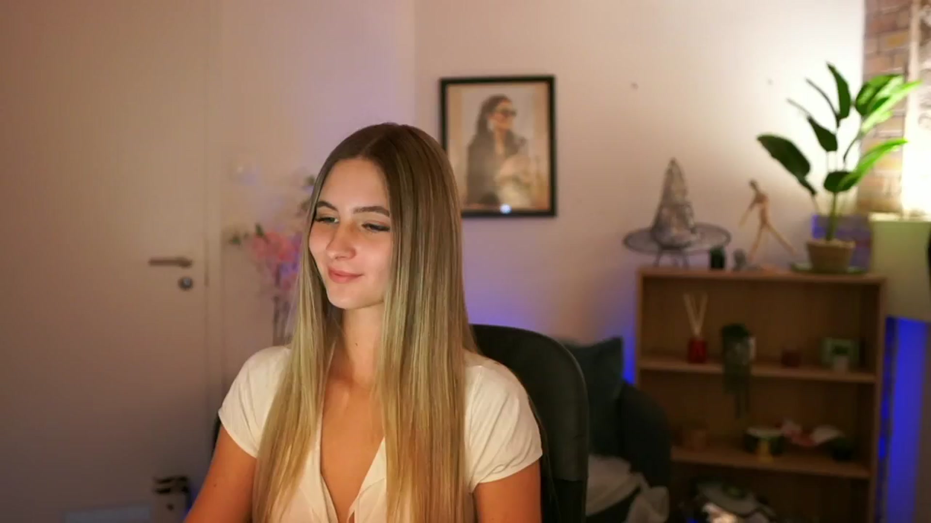Gallery image thumbnail from CuteGirl_18's myfreecams stream on, 11/21/2024, 16:06 image 15 of 20