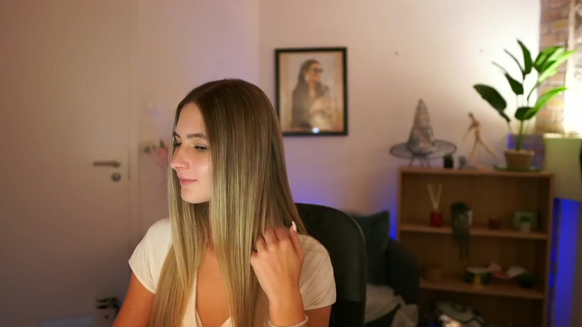 Gallery image thumbnail from CuteGirl_18's myfreecams stream on, 11/21/2024, 16:06 image 7 of 20