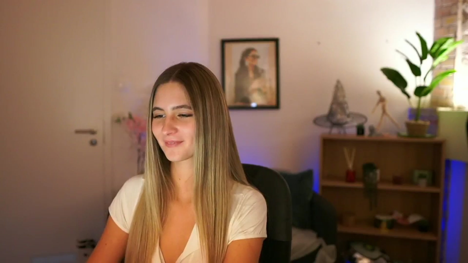 Gallery image thumbnail from CuteGirl_18's myfreecams stream on, 11/21/2024, 16:06 image 5 of 20