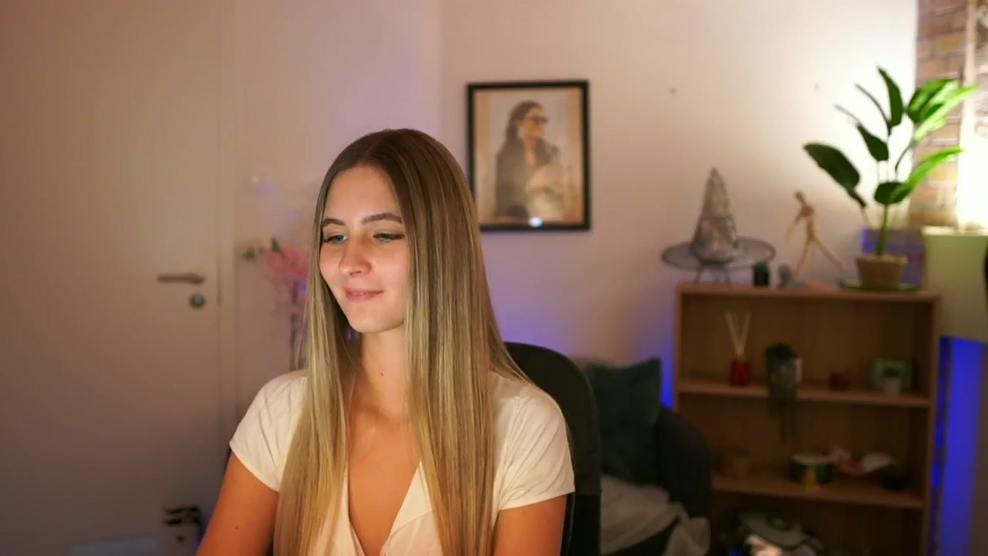 Gallery image thumbnail from CuteGirl_18's myfreecams stream on, 11/21/2024, 16:06 image 14 of 20