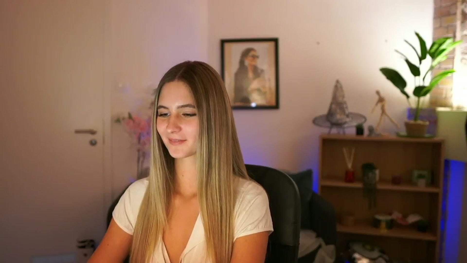 Gallery image thumbnail from CuteGirl_18's myfreecams stream on, 11/21/2024, 16:06 image 2 of 20