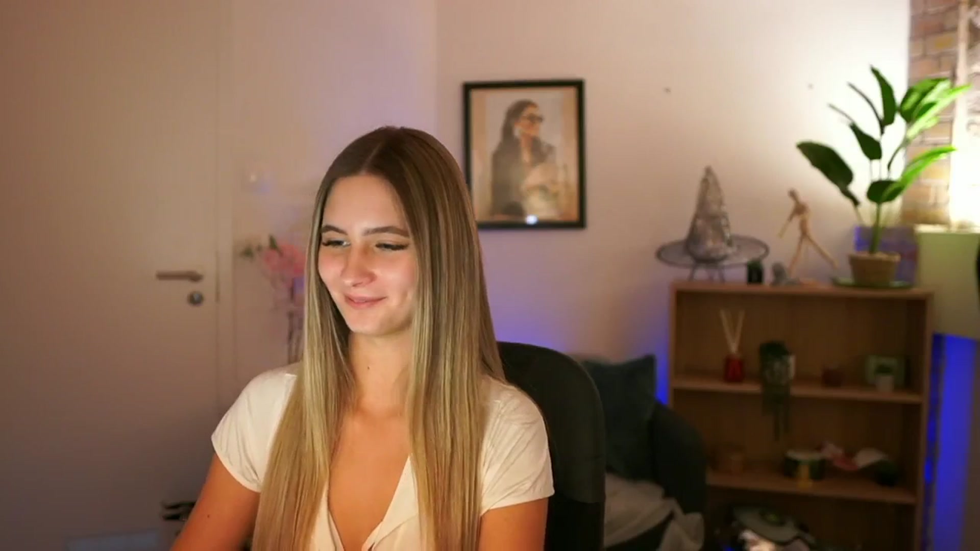Gallery image thumbnail from CuteGirl_18's myfreecams stream on, 11/21/2024, 16:06 image 4 of 20