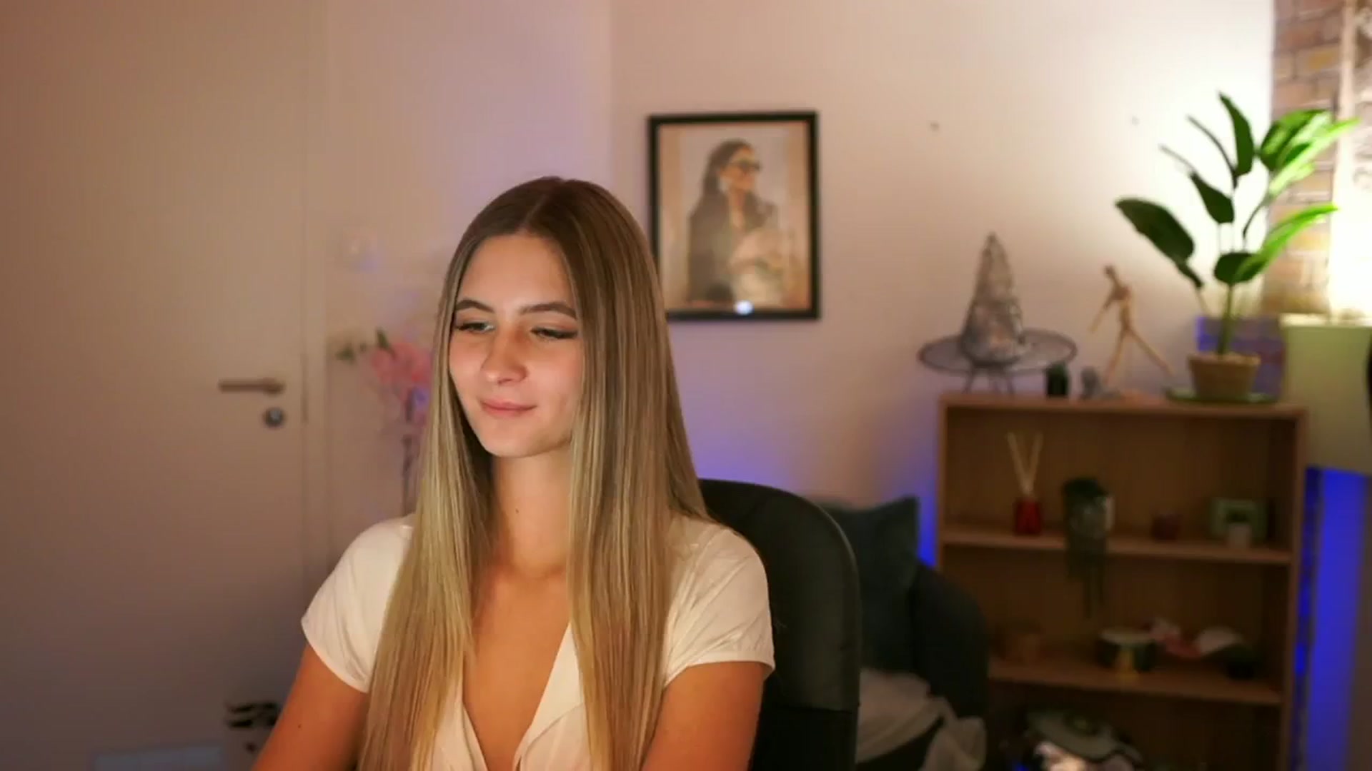 Gallery image thumbnail from CuteGirl_18's myfreecams stream on, 11/21/2024, 16:06 image 1 of 20