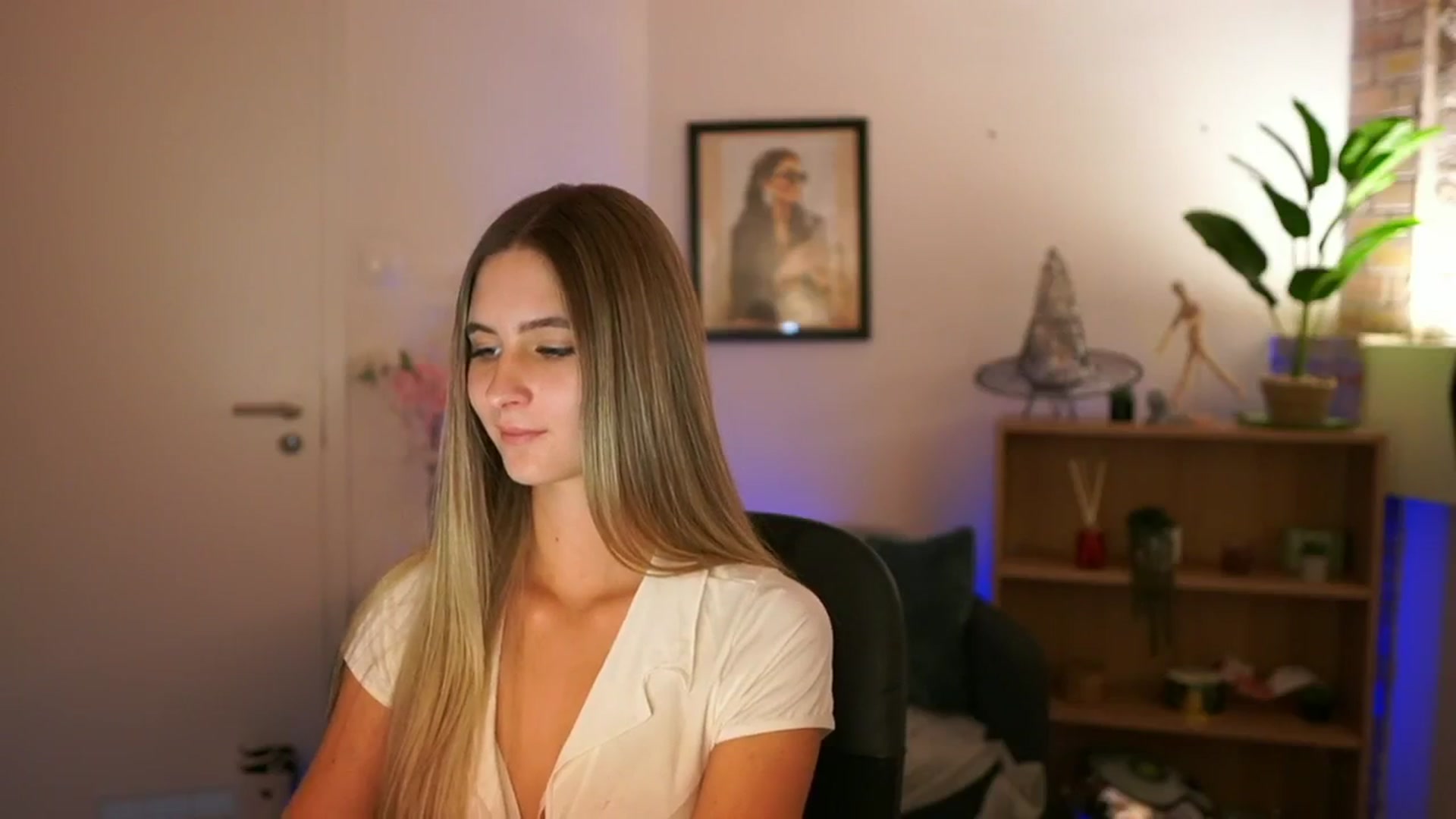 Gallery image thumbnail from CuteGirl_18's myfreecams stream on, 11/21/2024, 16:06 image 19 of 20