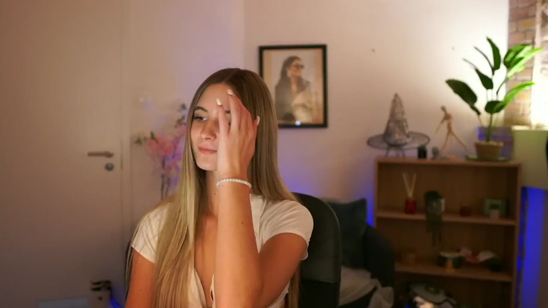 Gallery image thumbnail from CuteGirl_18's myfreecams stream on, 11/21/2024, 16:06 image 18 of 20
