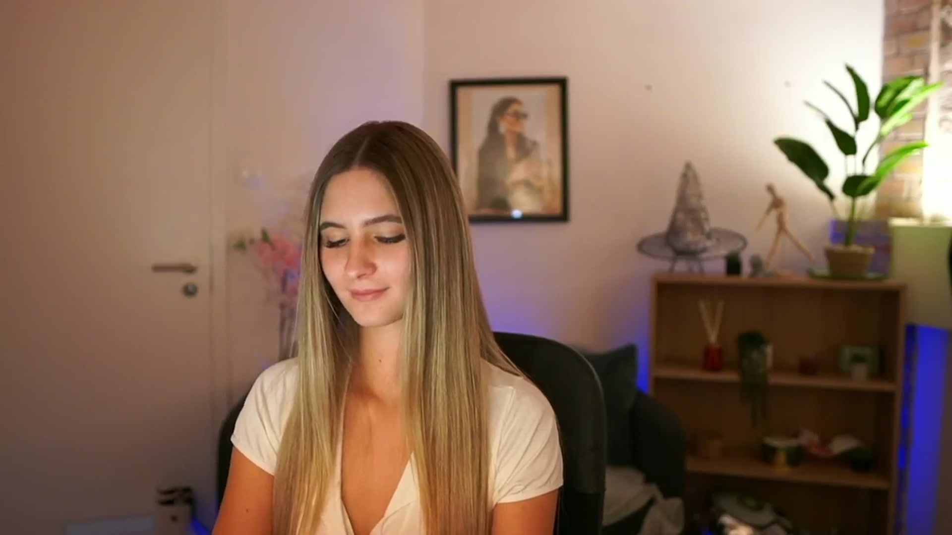 Gallery image thumbnail from CuteGirl_18's myfreecams stream on, 11/21/2024, 16:06 image 17 of 20