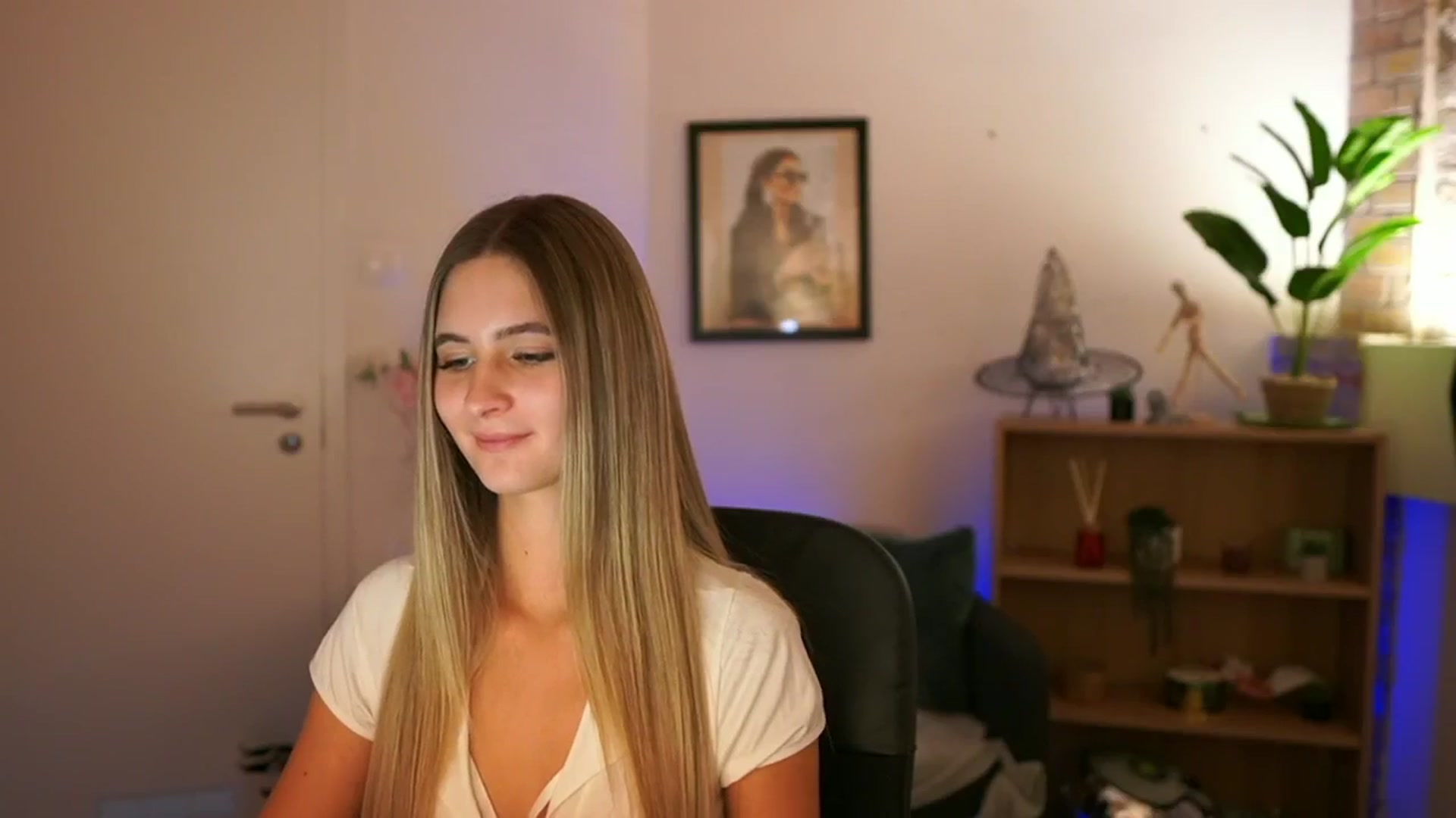 Gallery image thumbnail from CuteGirl_18's myfreecams stream on, 11/21/2024, 16:06 image 8 of 20