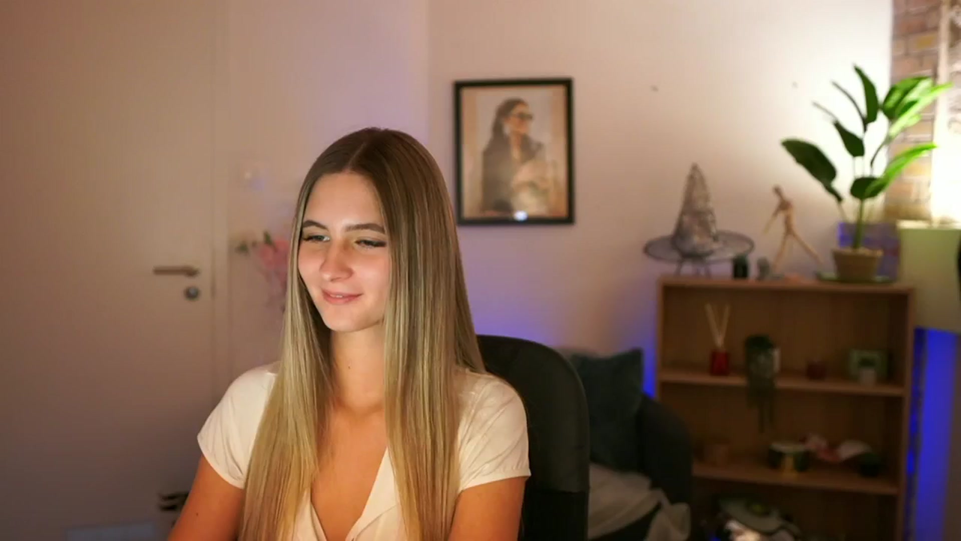Gallery image thumbnail from CuteGirl_18's myfreecams stream on, 11/21/2024, 16:06 image 3 of 20