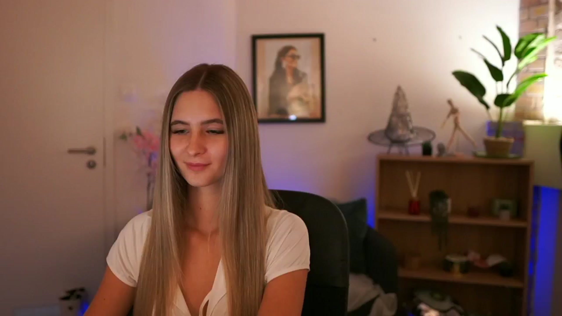 Gallery image thumbnail from CuteGirl_18's myfreecams stream on, 11/21/2024, 17:33 image 15 of 20