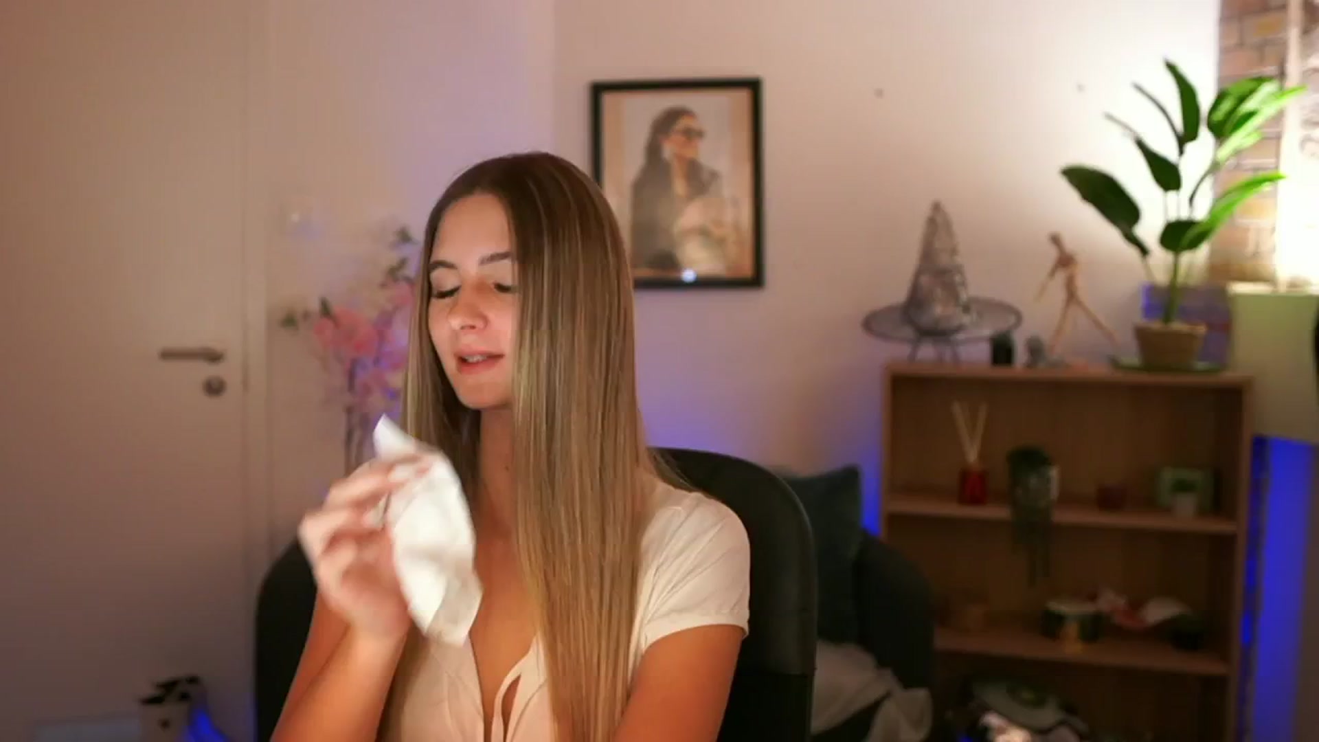 Gallery image thumbnail from CuteGirl_18's myfreecams stream on, 11/21/2024, 17:33 image 16 of 20