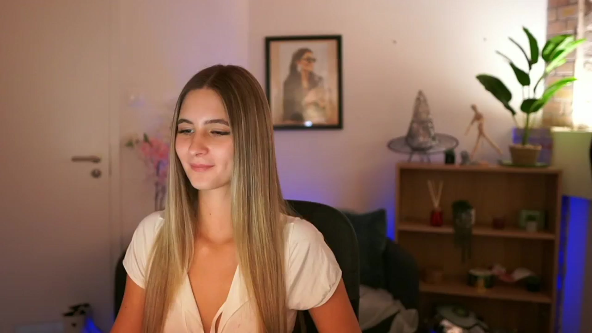 Gallery image thumbnail from CuteGirl_18's myfreecams stream on, 11/21/2024, 17:33 image 18 of 20