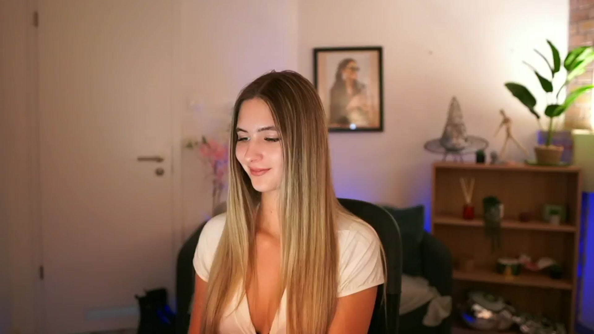 Gallery image thumbnail from CuteGirl_18's myfreecams stream on, 11/22/2024, 14:47 image 2 of 20