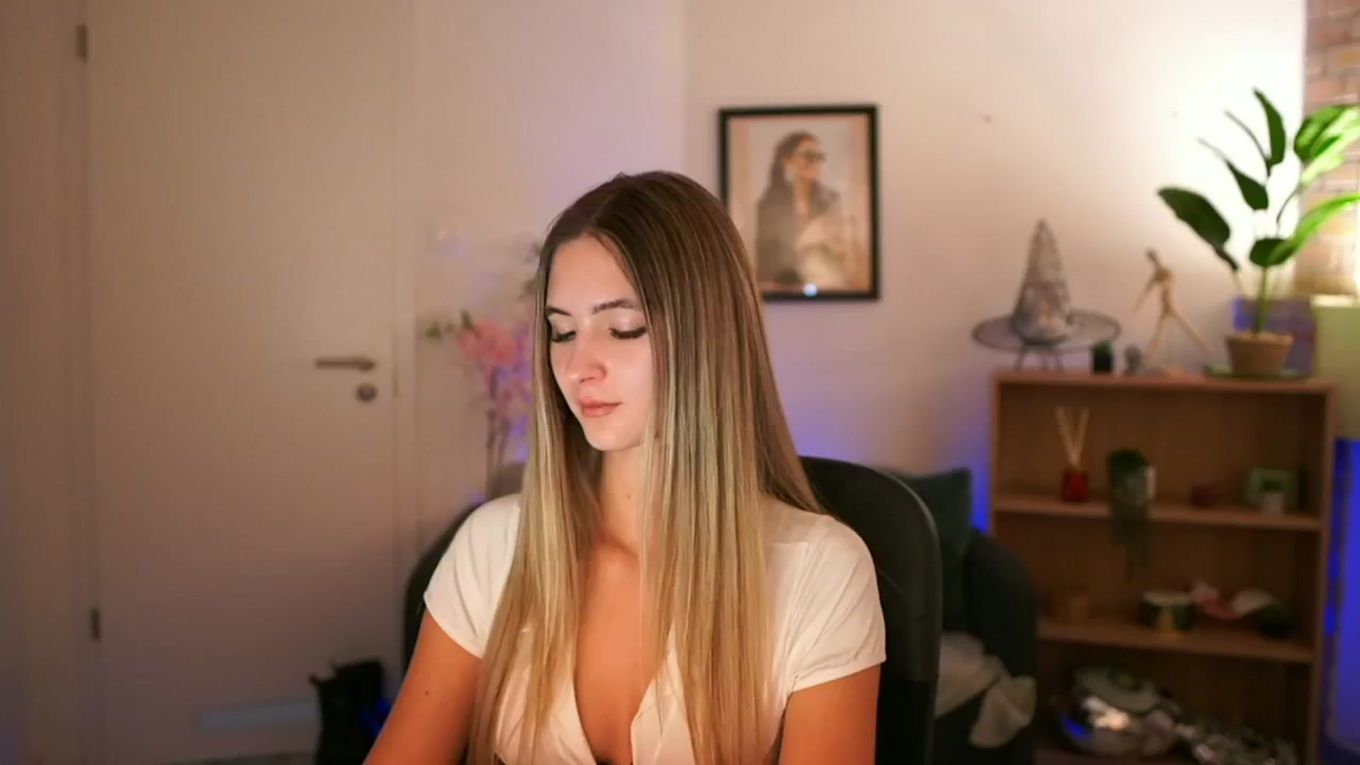 Gallery image thumbnail from CuteGirl_18's myfreecams stream on, 11/22/2024, 15:56 image 1 of 20