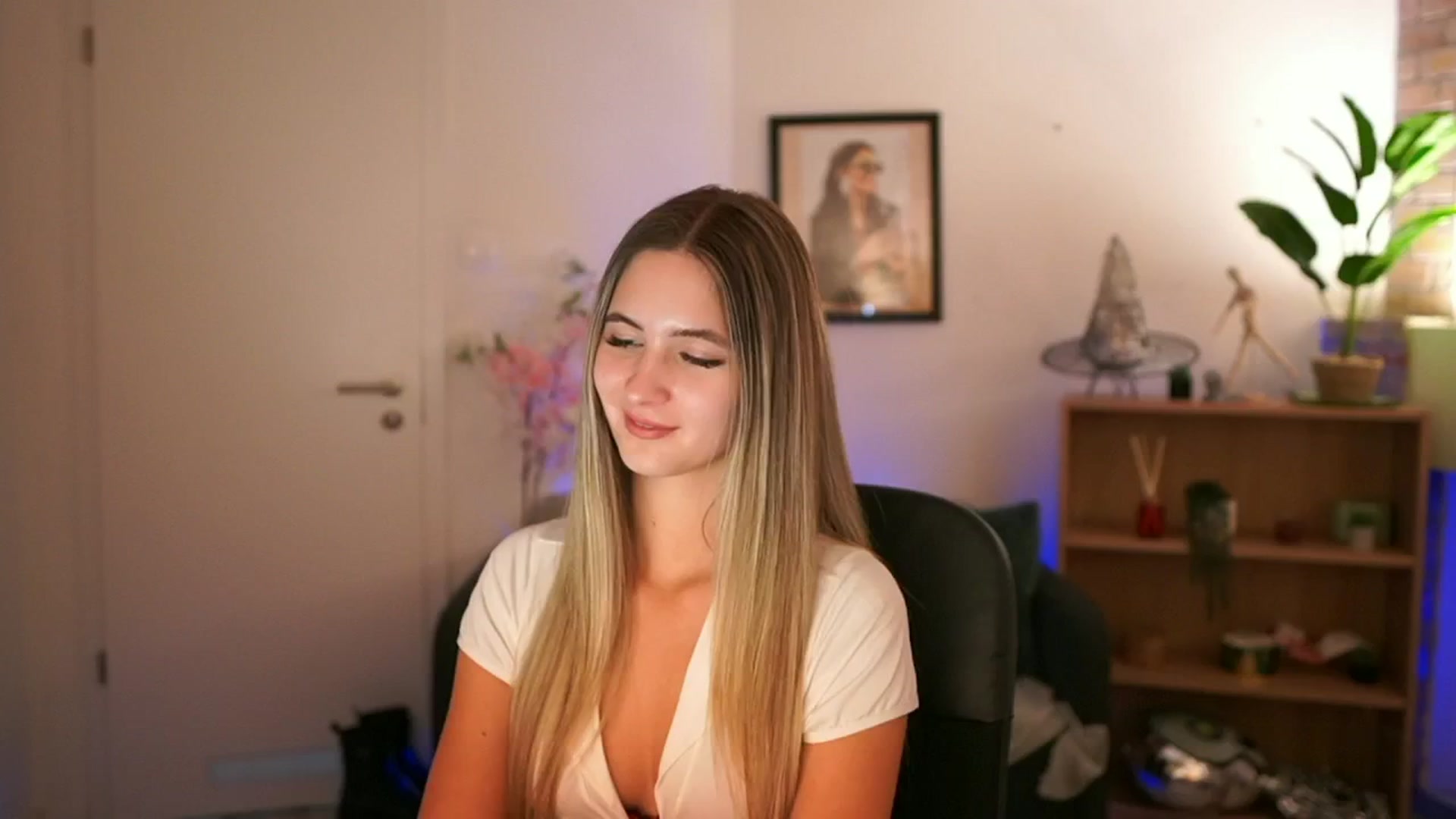 Gallery image thumbnail from CuteGirl_18's myfreecams stream on, 11/22/2024, 15:56 image 4 of 20