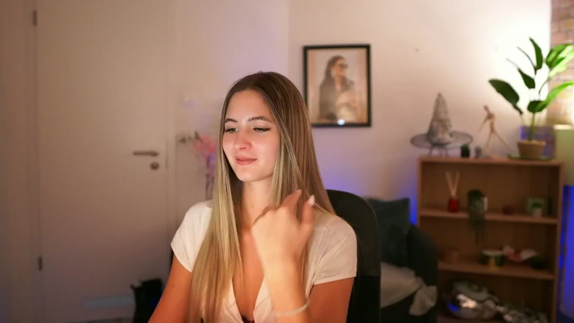 Gallery image thumbnail from CuteGirl_18's myfreecams stream on, 11/22/2024, 15:56 image 6 of 20