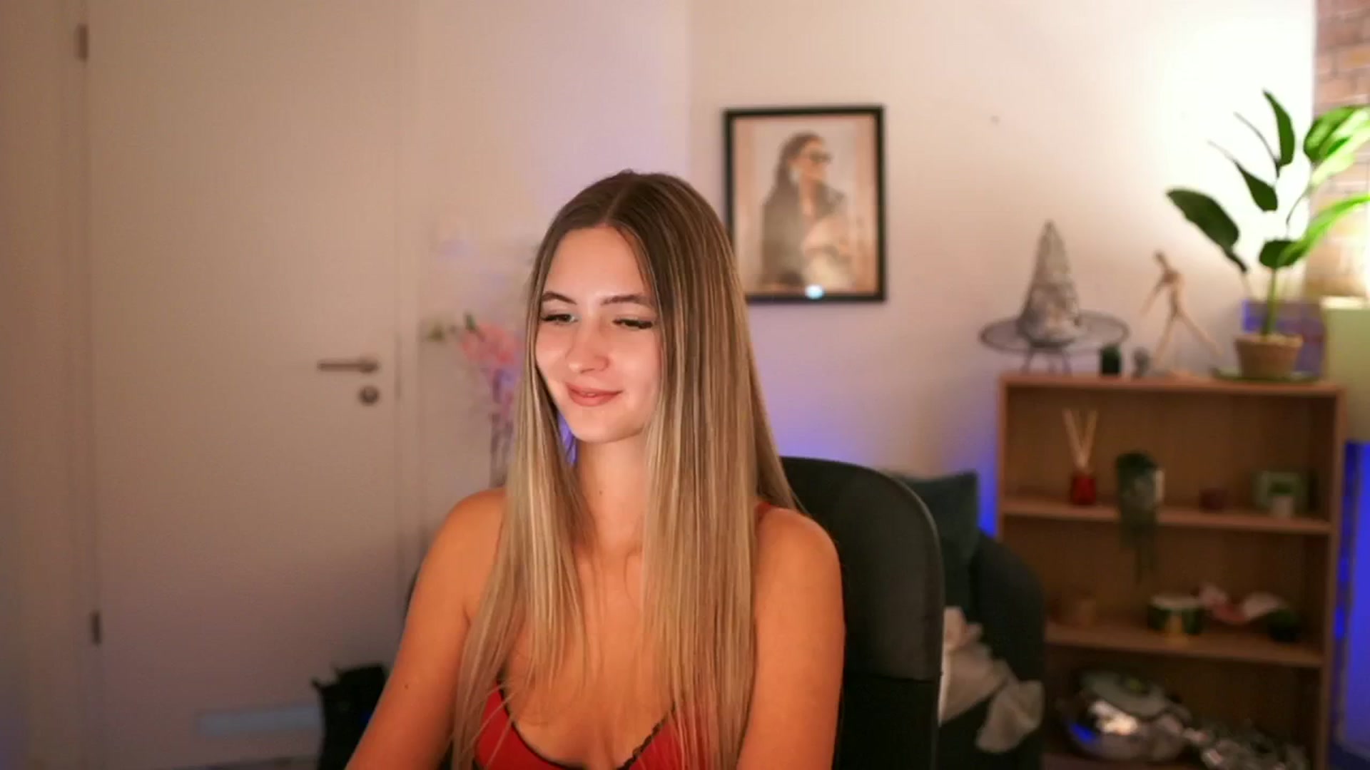 Gallery image thumbnail from CuteGirl_18's myfreecams stream on, 11/22/2024, 15:56 image 12 of 20