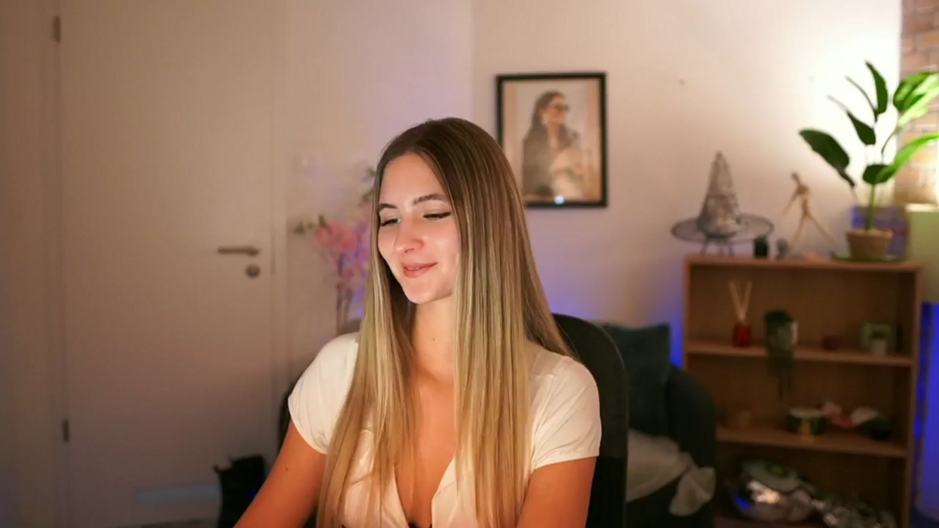 Gallery image thumbnail from CuteGirl_18's myfreecams stream on, 11/22/2024, 15:56 image 2 of 20