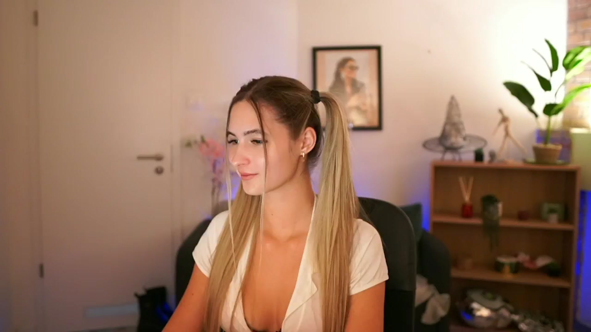 Gallery image thumbnail from CuteGirl_18's myfreecams stream on, 11/22/2024, 16:31 image 14 of 20