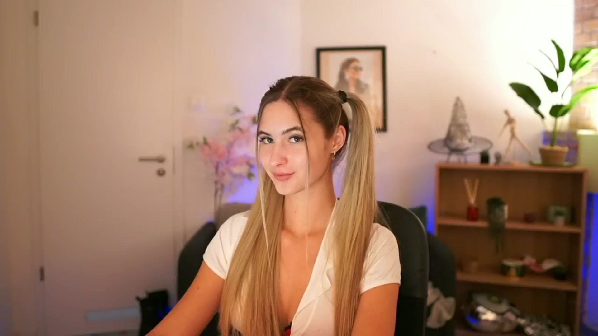 Gallery image thumbnail from CuteGirl_18's myfreecams stream on, 11/22/2024, 16:31 image 12 of 20