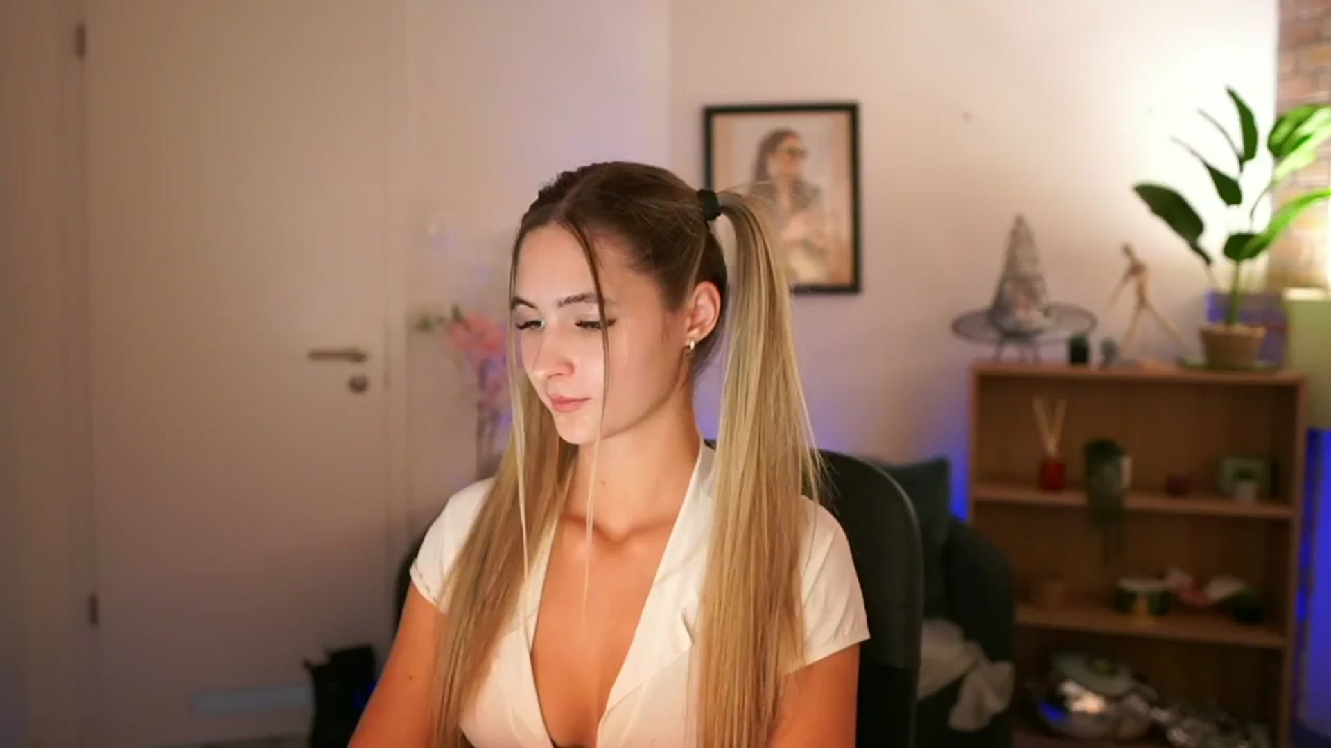 Gallery image thumbnail from CuteGirl_18's myfreecams stream on, 11/22/2024, 16:31 image 4 of 20
