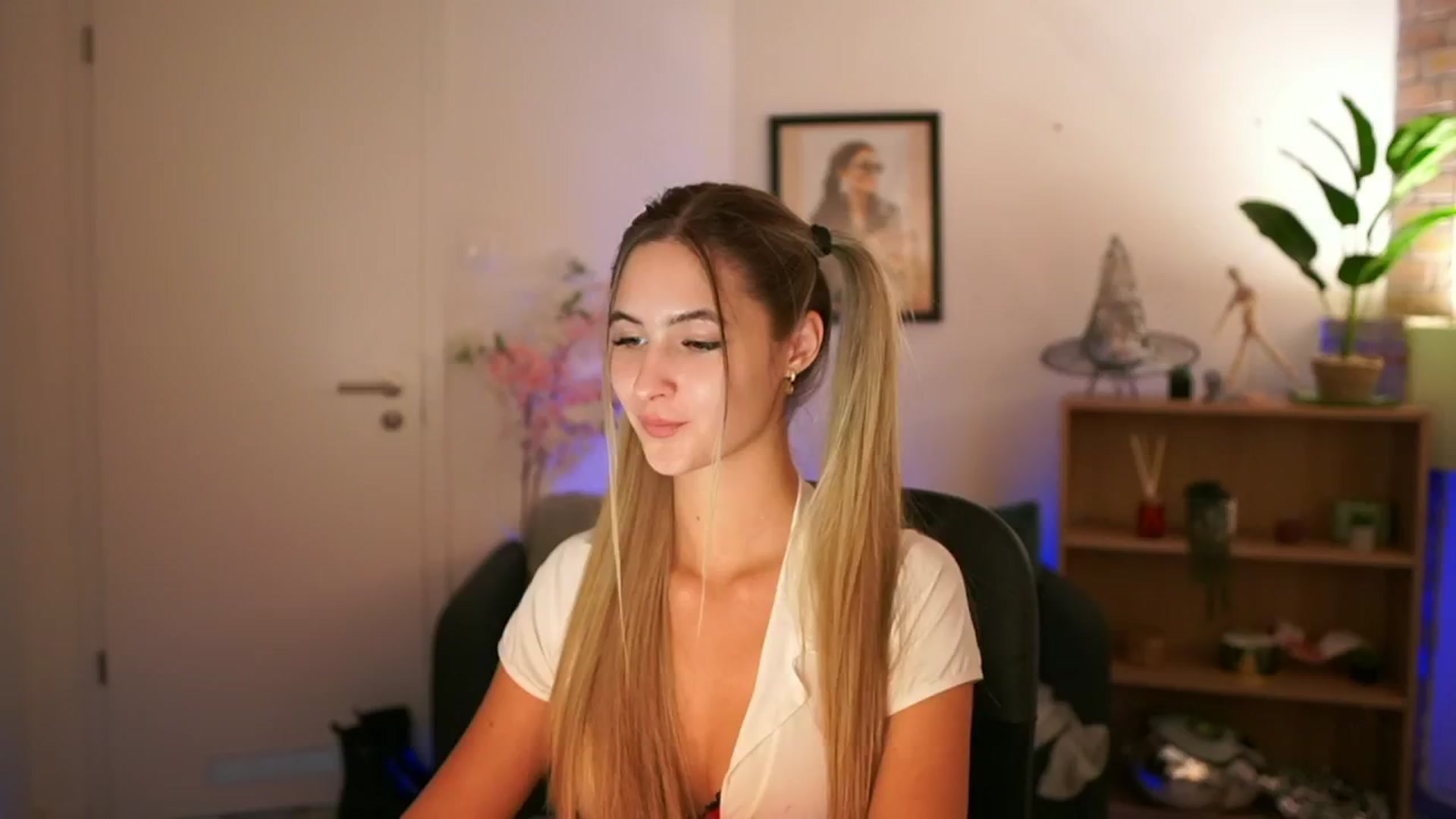 Gallery image thumbnail from CuteGirl_18's myfreecams stream on, 11/22/2024, 16:31 image 11 of 20