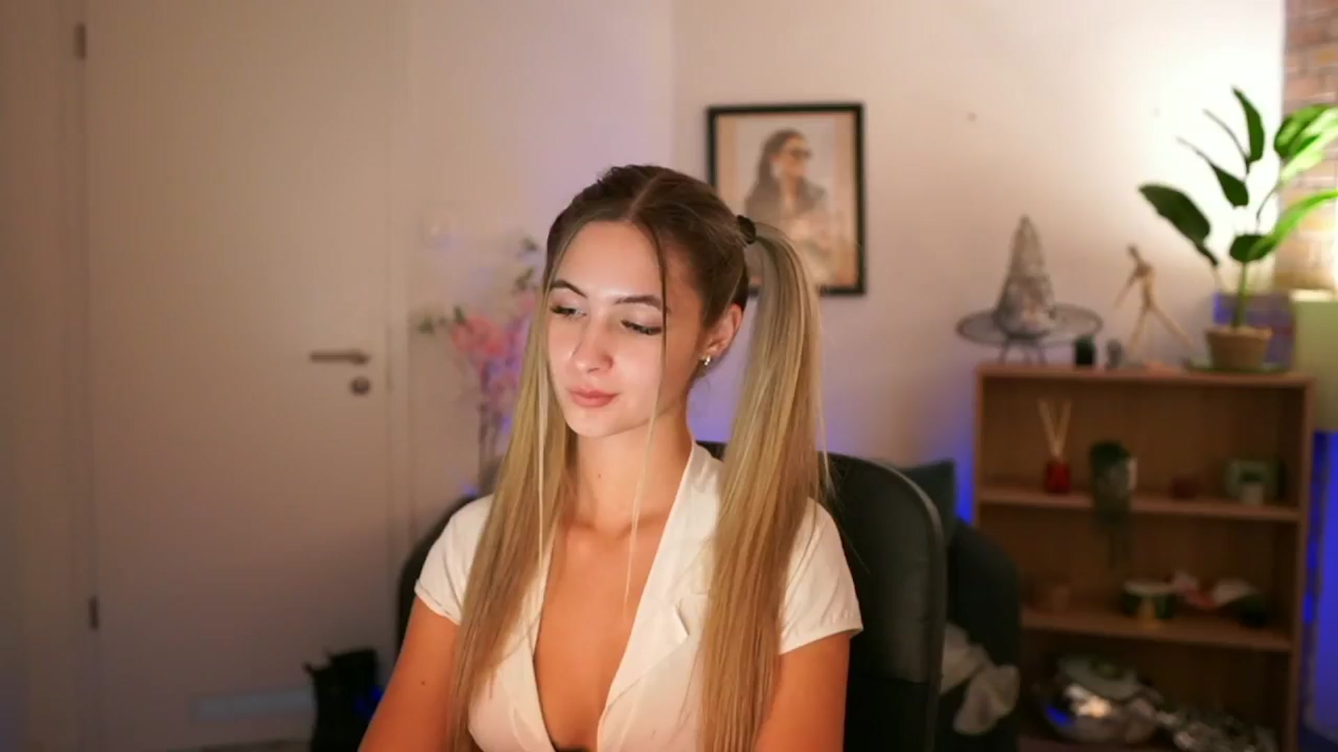 Gallery image thumbnail from CuteGirl_18's myfreecams stream on, 11/22/2024, 16:31 image 6 of 20