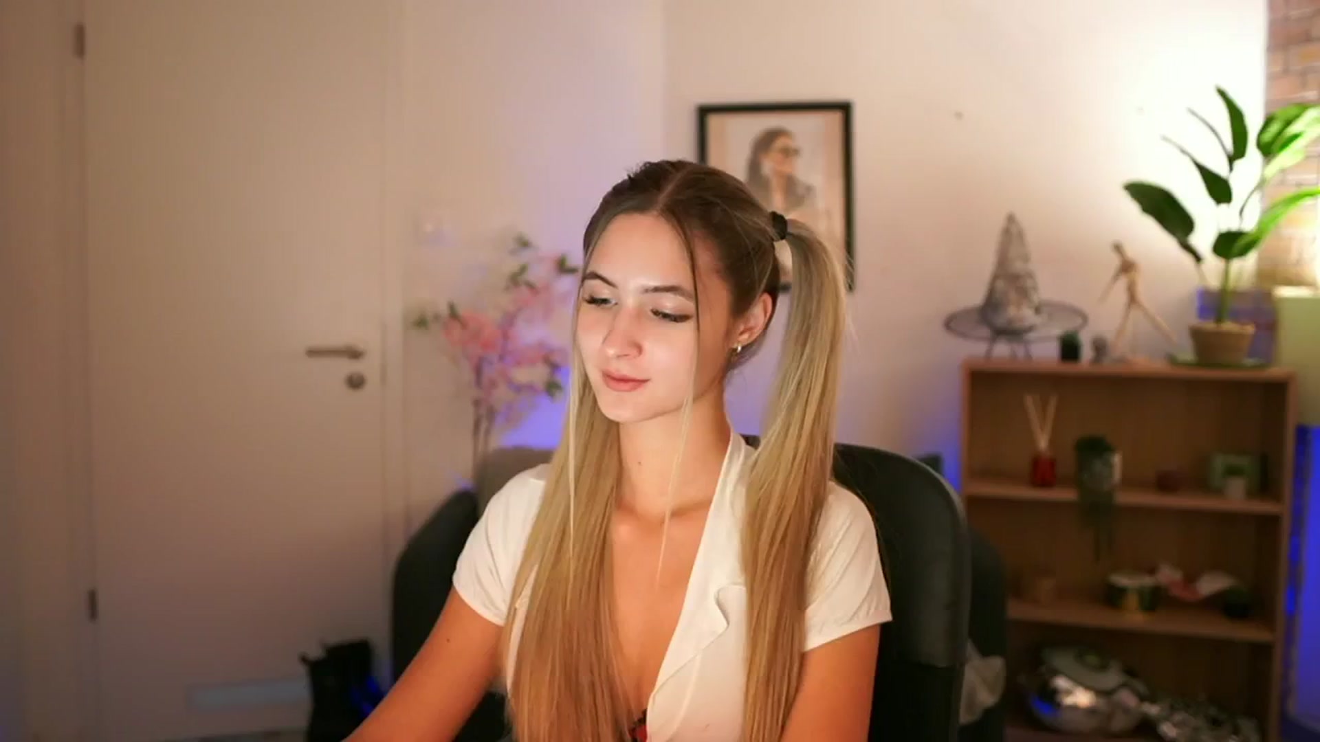 Gallery image thumbnail from CuteGirl_18's myfreecams stream on, 11/22/2024, 16:31 image 10 of 20
