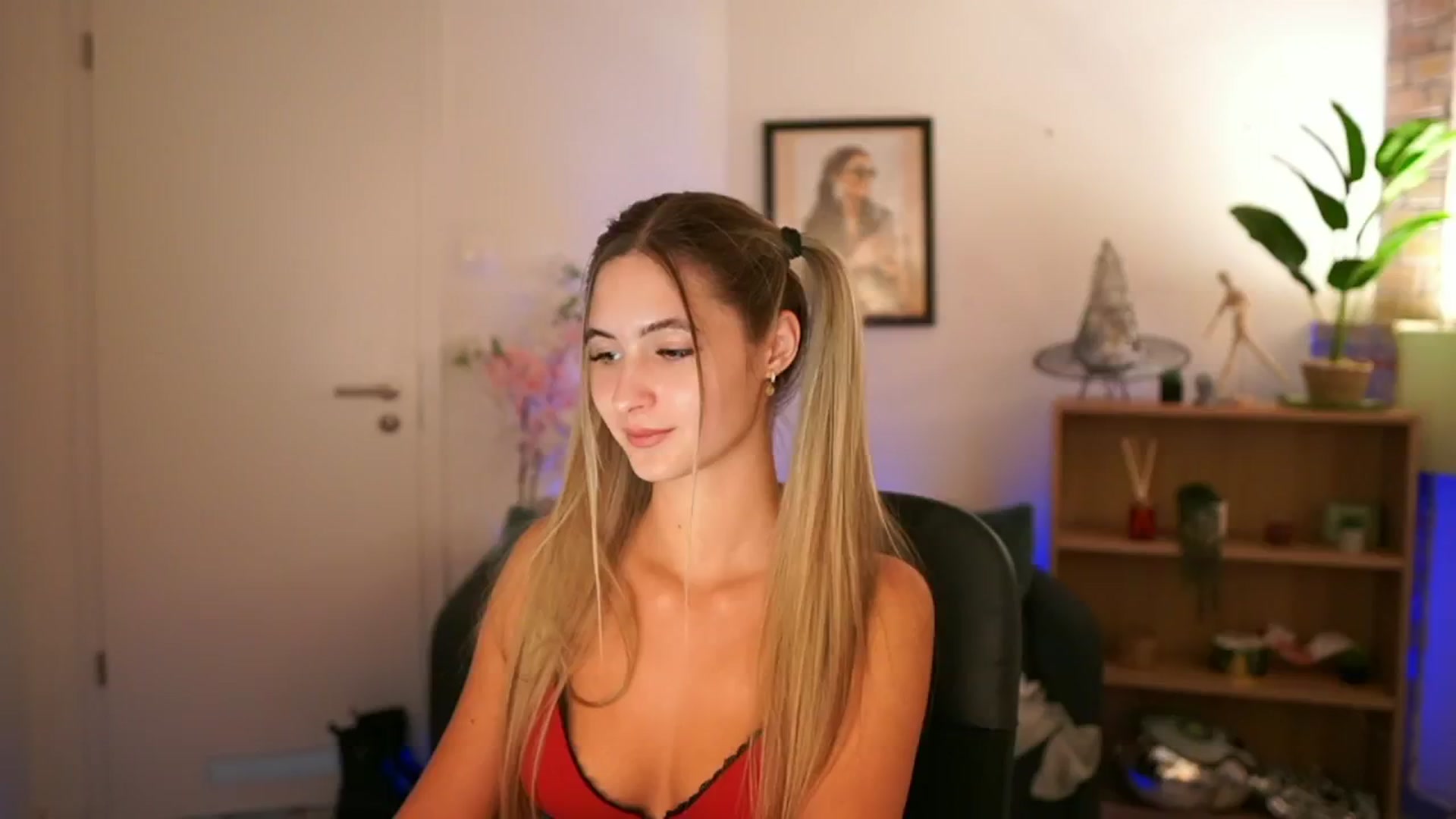 Gallery image thumbnail from CuteGirl_18's myfreecams stream on, 11/22/2024, 17:21 image 20 of 20
