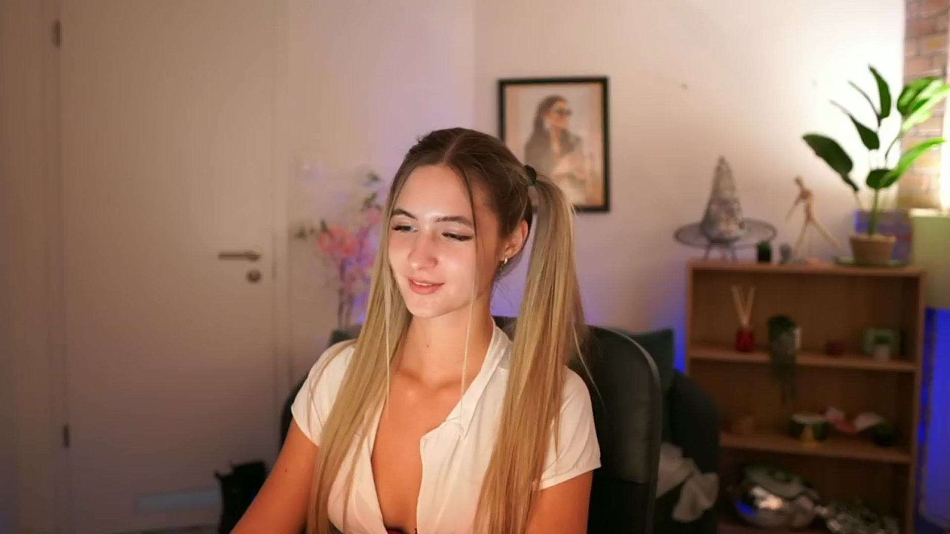 Gallery image thumbnail from CuteGirl_18's myfreecams stream on, 11/22/2024, 17:21 image 2 of 20