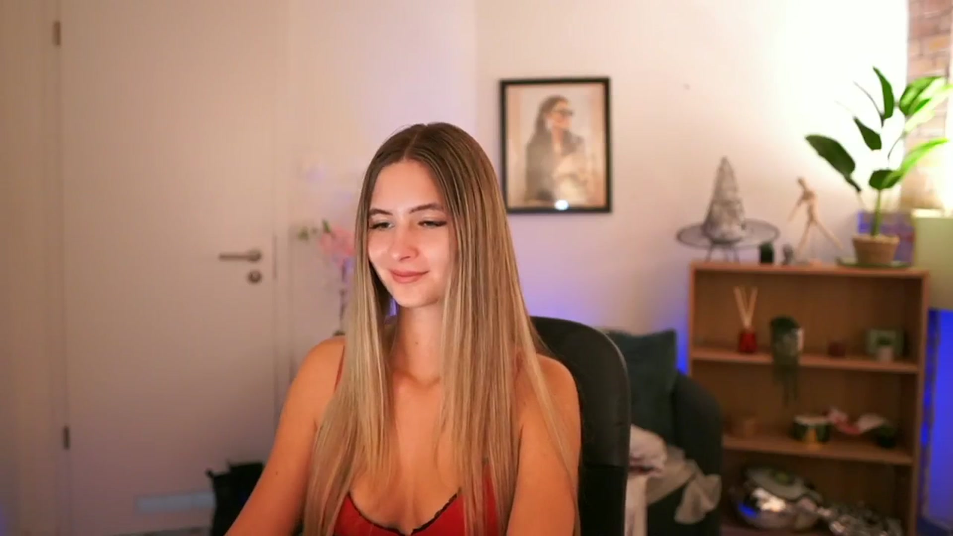 Gallery image thumbnail from CuteGirl_18's myfreecams stream on, 11/22/2024, 18:47 image 11 of 20
