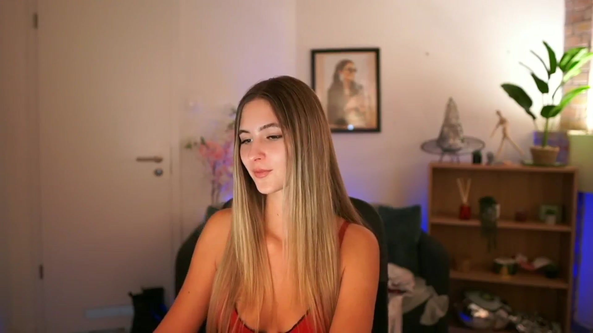 Gallery image thumbnail from CuteGirl_18's myfreecams stream on, 11/22/2024, 18:47 image 15 of 20