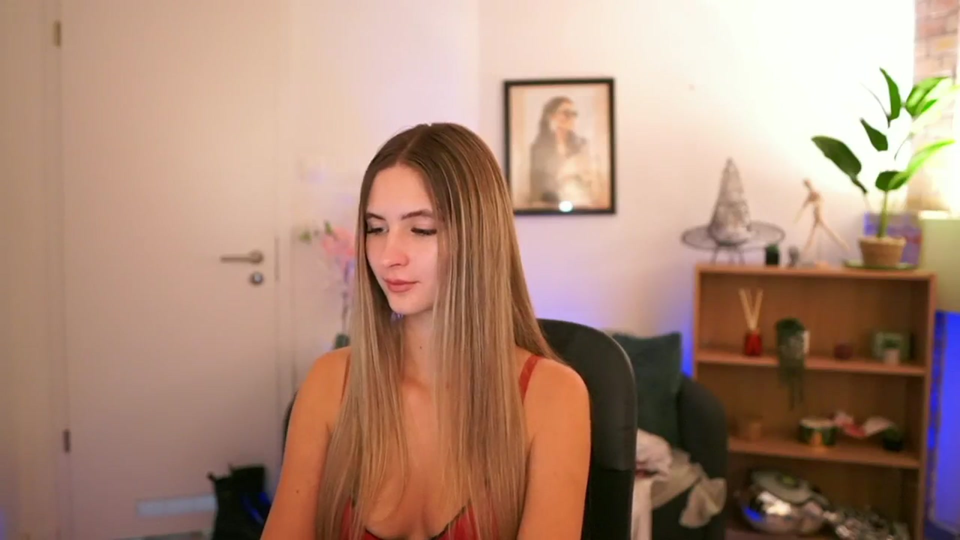 Gallery image thumbnail from CuteGirl_18's myfreecams stream on, 11/22/2024, 18:47 image 13 of 20