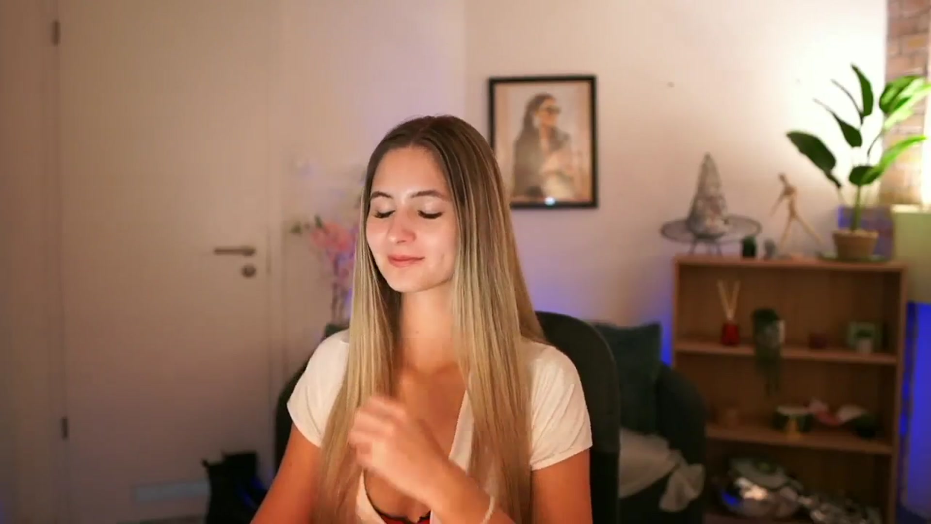 Gallery image thumbnail from CuteGirl_18's myfreecams stream on, 11/22/2024, 18:47 image 4 of 20