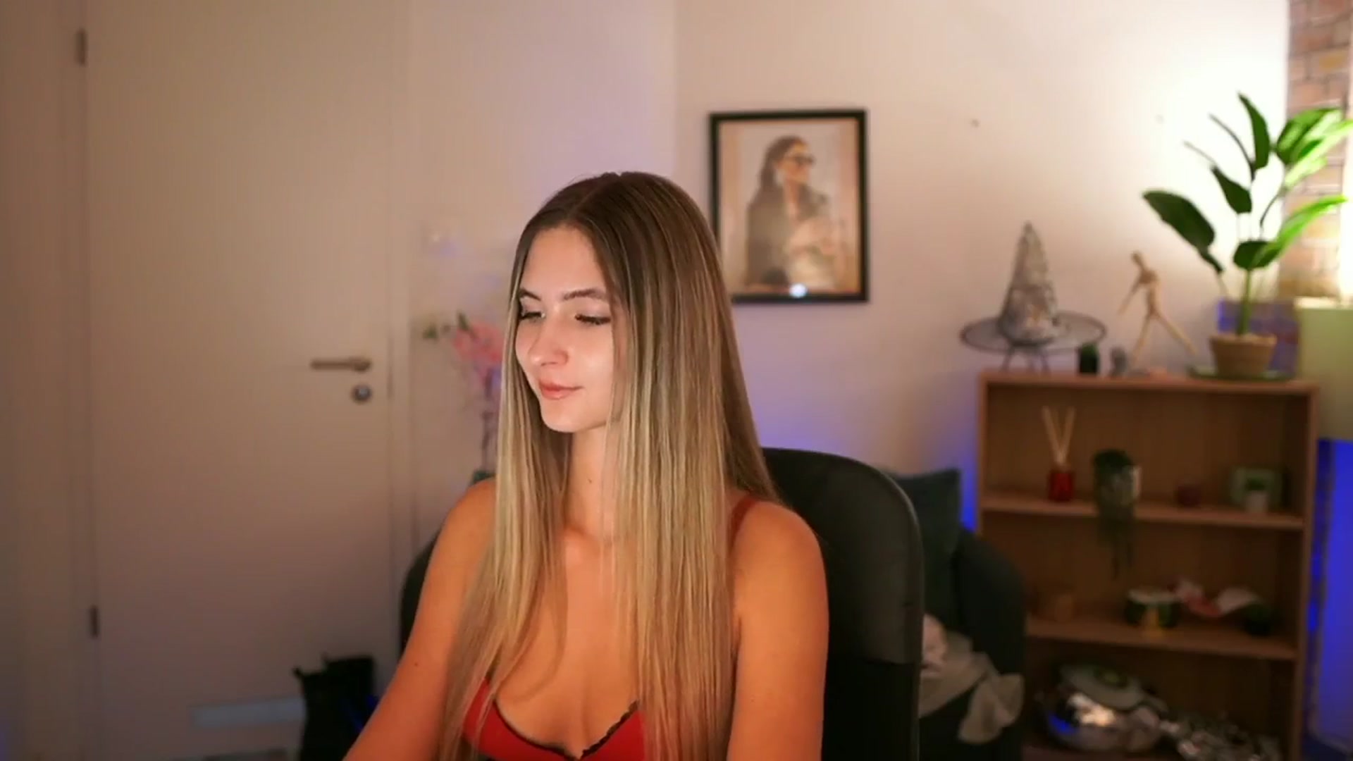 Gallery image thumbnail from CuteGirl_18's myfreecams stream on, 11/22/2024, 18:47 image 14 of 20