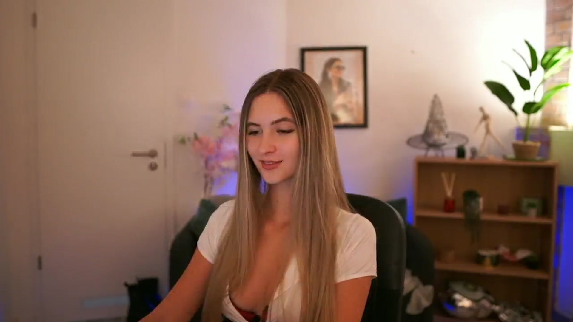 Gallery image thumbnail from CuteGirl_18's myfreecams stream on, 11/22/2024, 18:47 image 2 of 20