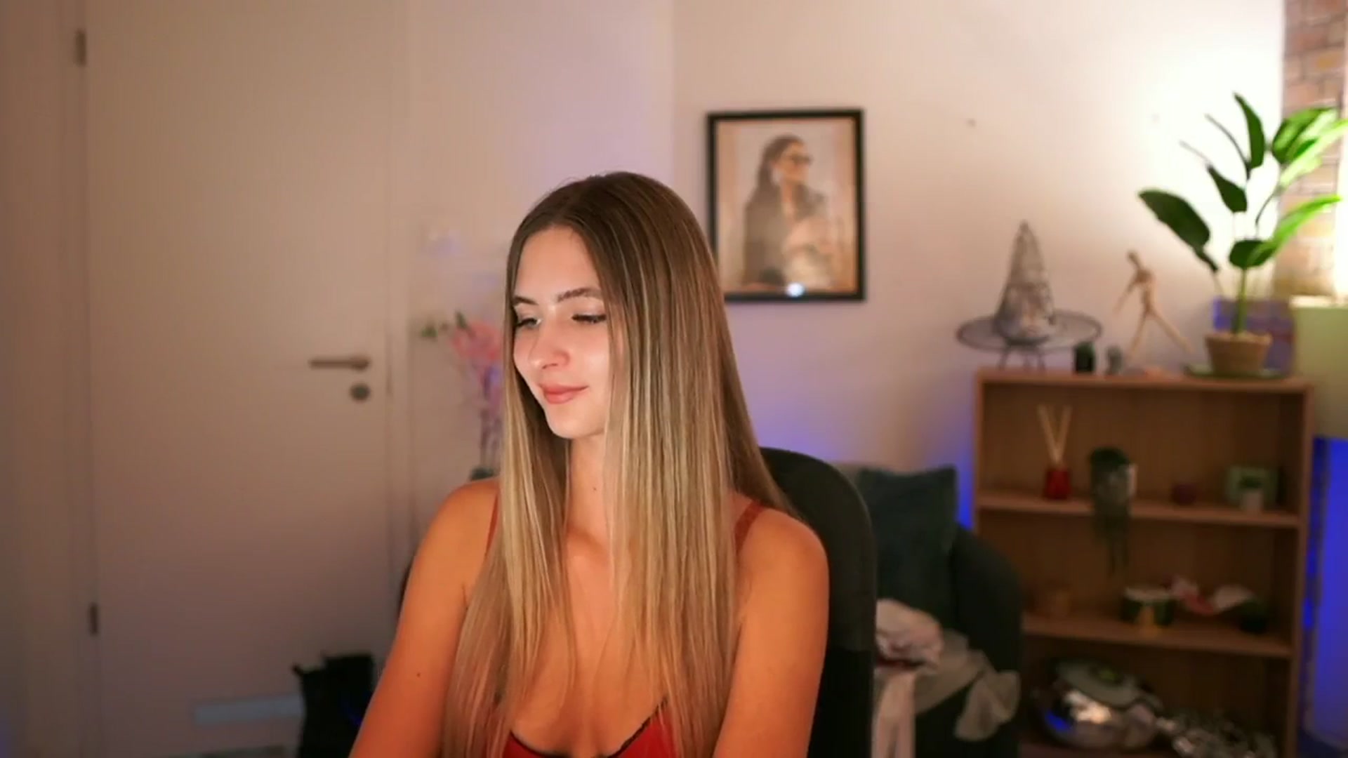 Gallery image thumbnail from CuteGirl_18's myfreecams stream on, 11/22/2024, 18:47 image 12 of 20