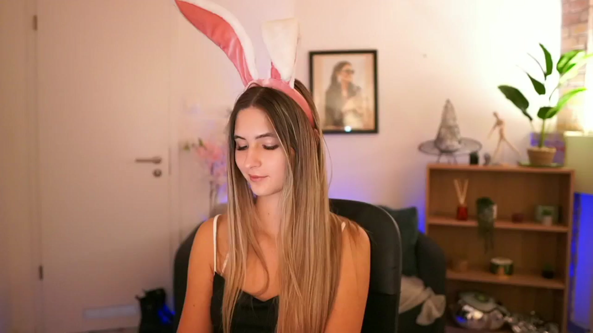 Gallery image thumbnail from CuteGirl_18's myfreecams stream on, 11/23/2024, 15:51 image 15 of 20