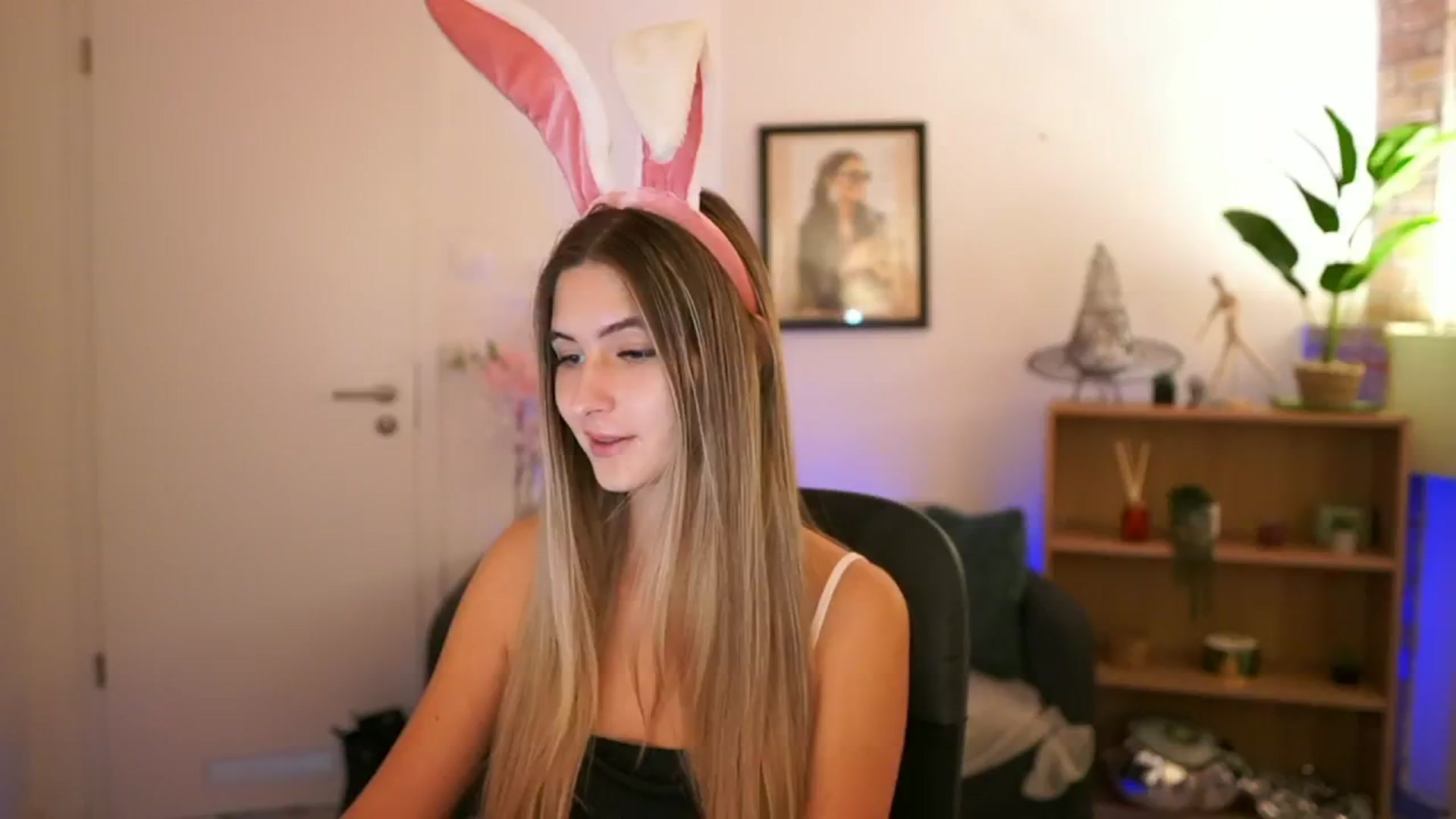 Gallery image thumbnail from CuteGirl_18's myfreecams stream on, 11/23/2024, 15:51 image 2 of 20